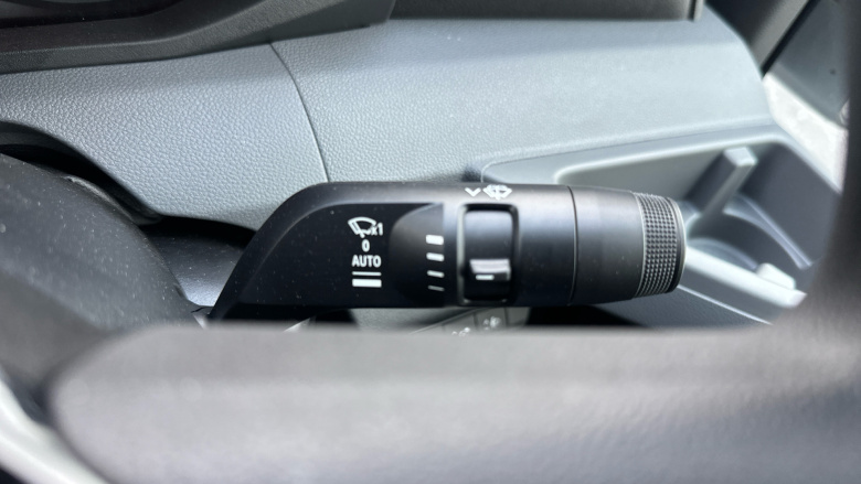 Renault Master Mwb Diesel Fwd MM35 Blue dCi 130 Advance Medium Roof Van